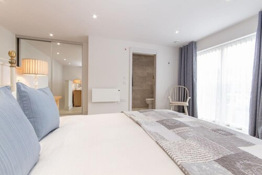 Citystay-Midsummer Mews 8/23