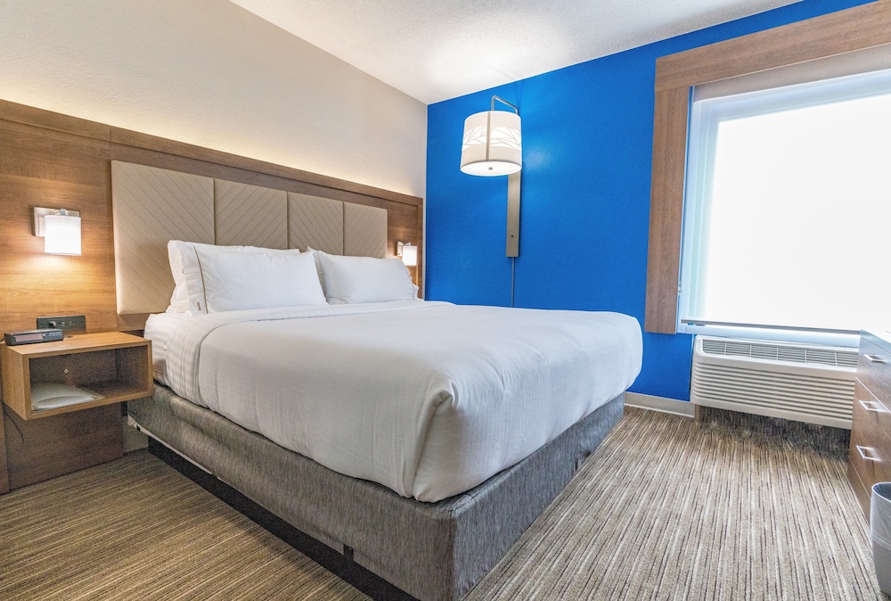 Holiday Inn Express & Suites Nashville - Brentwood I-65 7/40