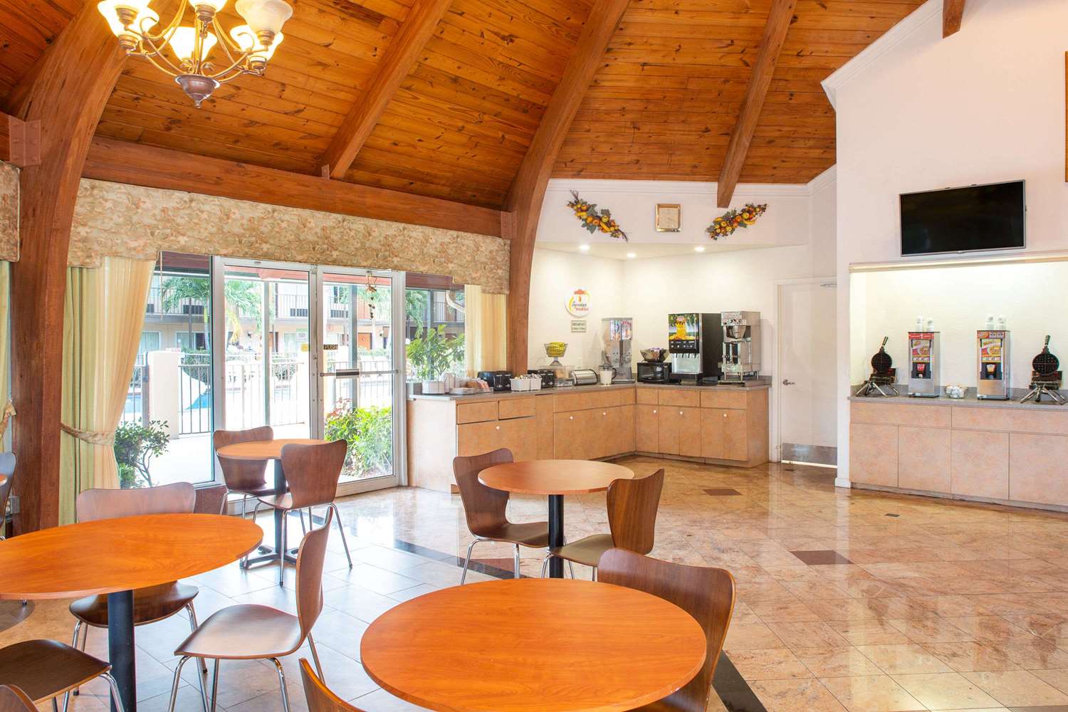 Super 8 By Wyndham North Palm Beach 43/58