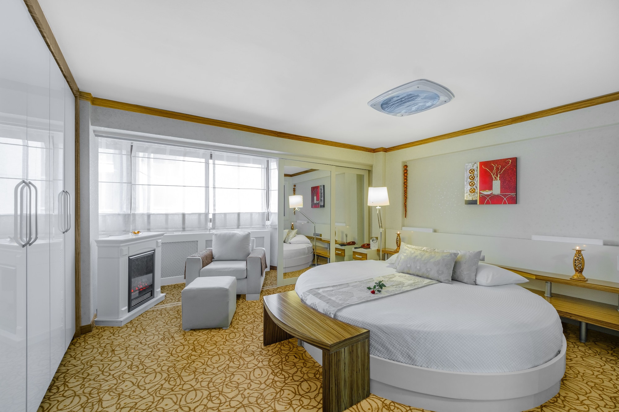 HONEYMOON, QUEEN BED