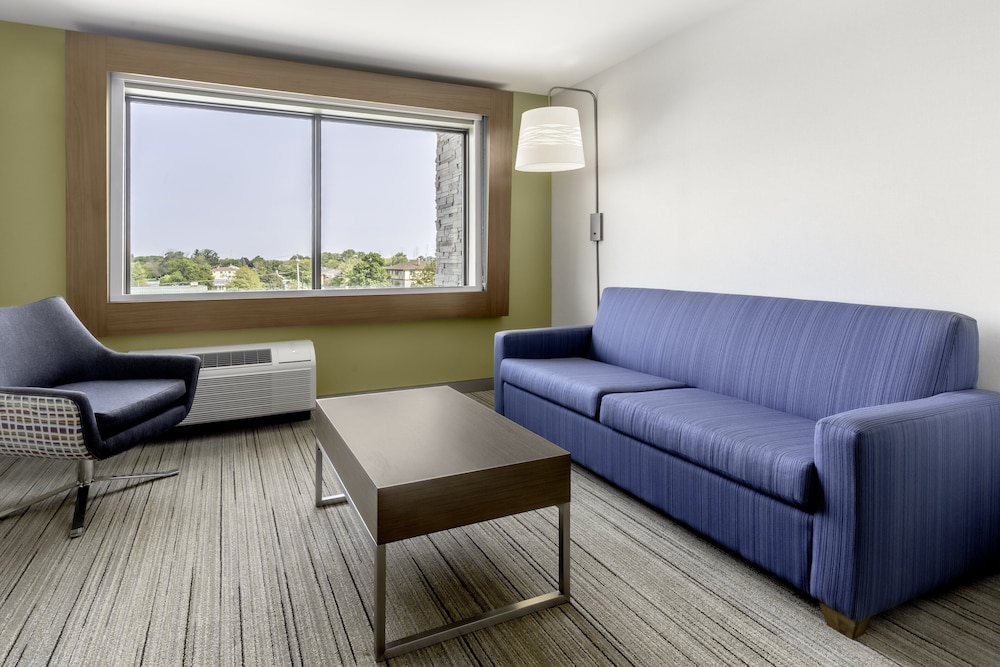 Holiday Inn Express & Suites Milwaukee - West Allis 38/61