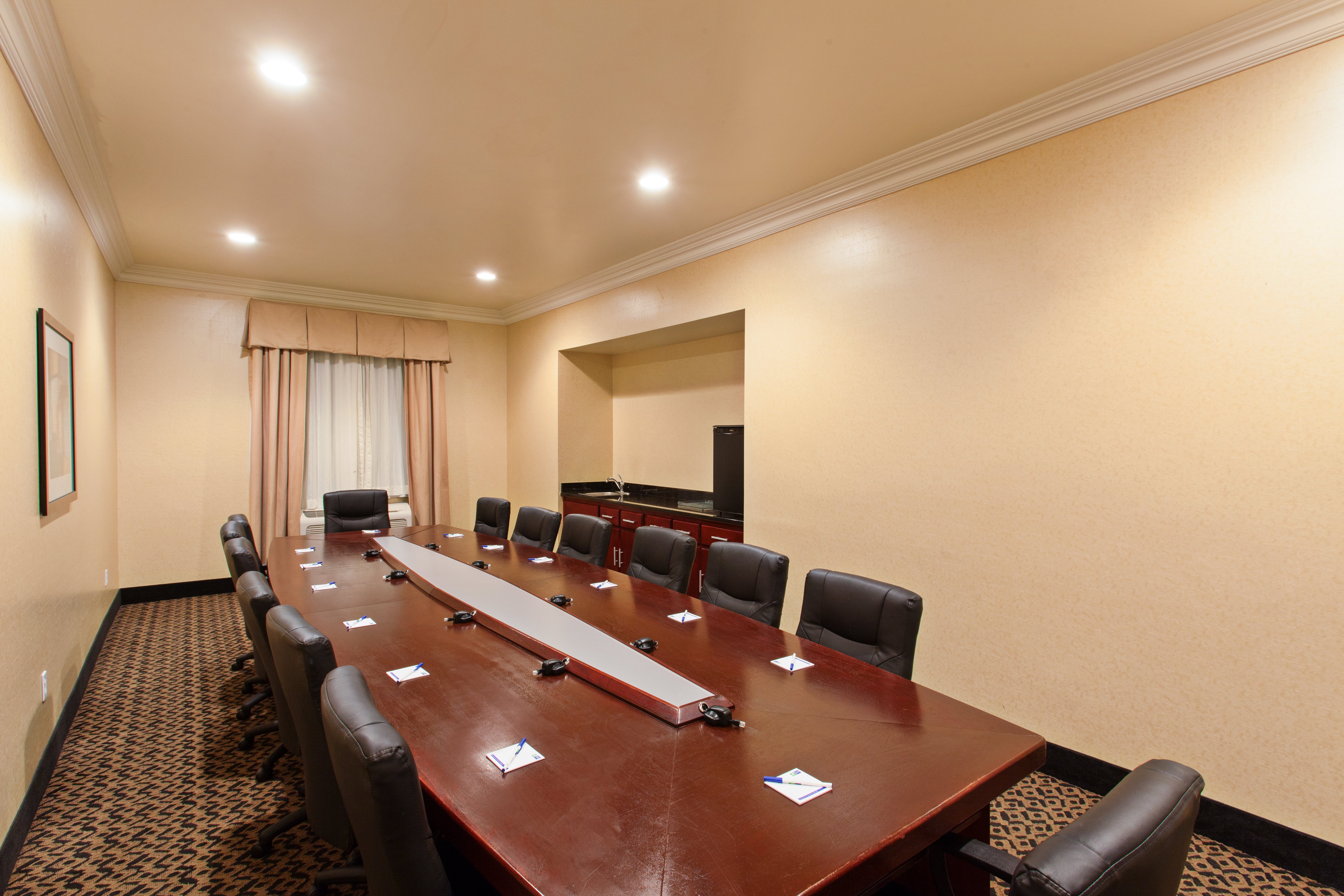 Holiday Inn Express and Suites Los Angeles Airport Hawthorne 48/53
