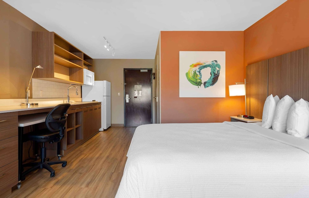 Studio, Queen Bed
