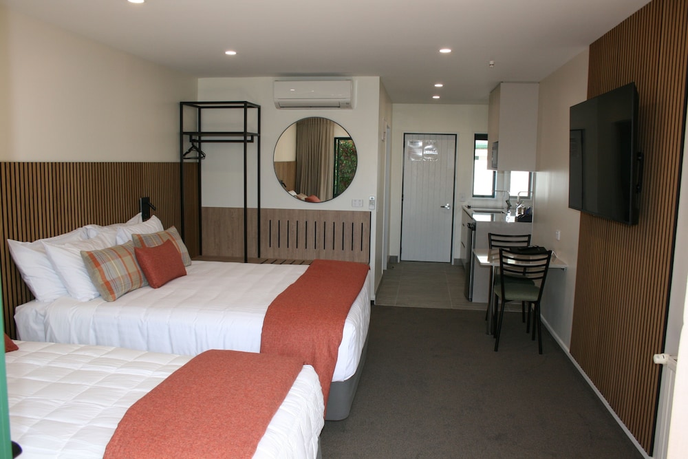Luxury, 1 King and 1 Single Beds