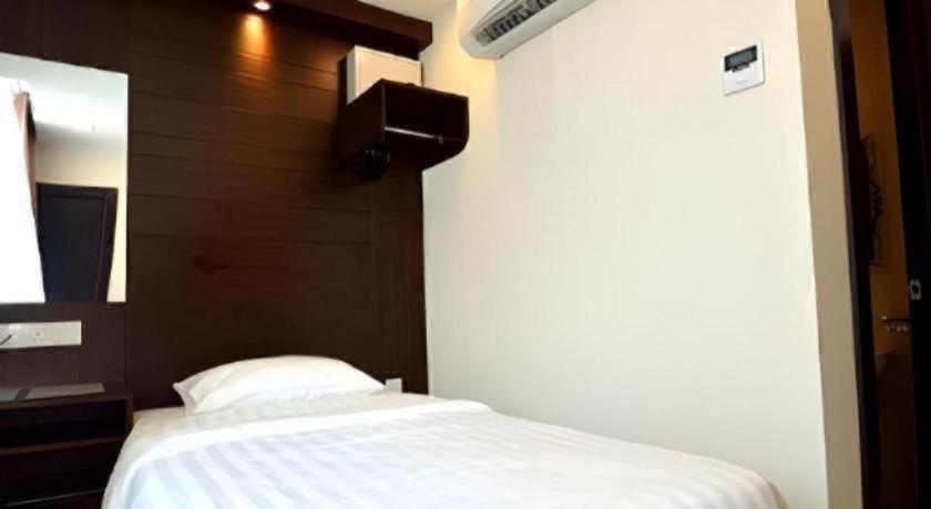 Cathay Hotel 32/50