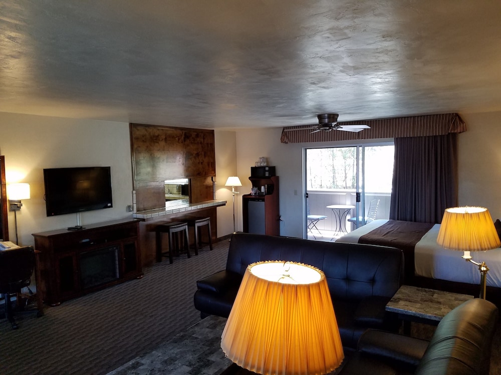 Lone Oak Lodge 28/35