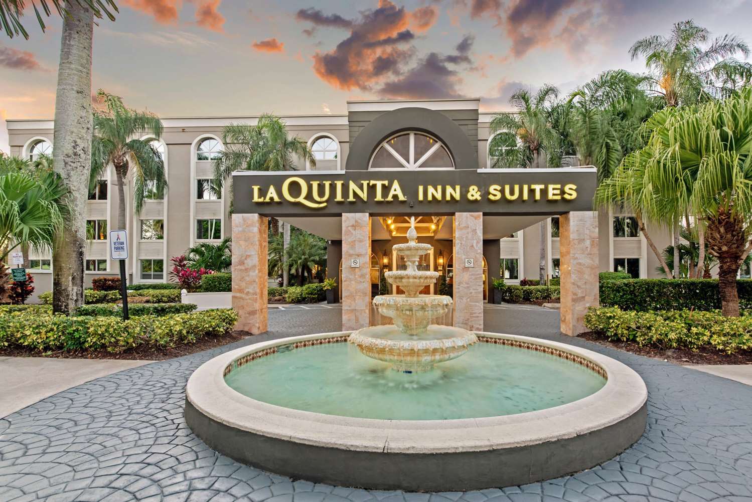 La Quinta Inn & Suites by Wyndham Coral Springs South 23/30