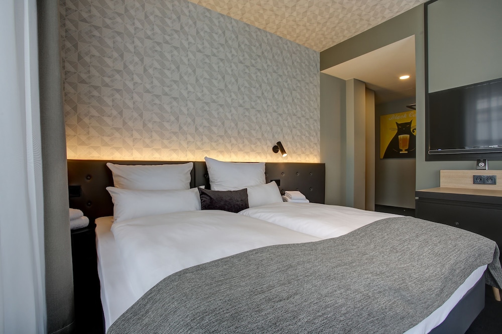 Ff&E Hotel Carlton 17/59