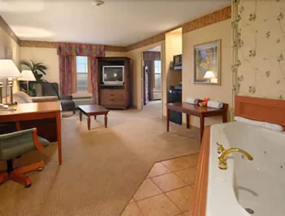 Ramada by Wyndham Sparta/At Speedway 21/33