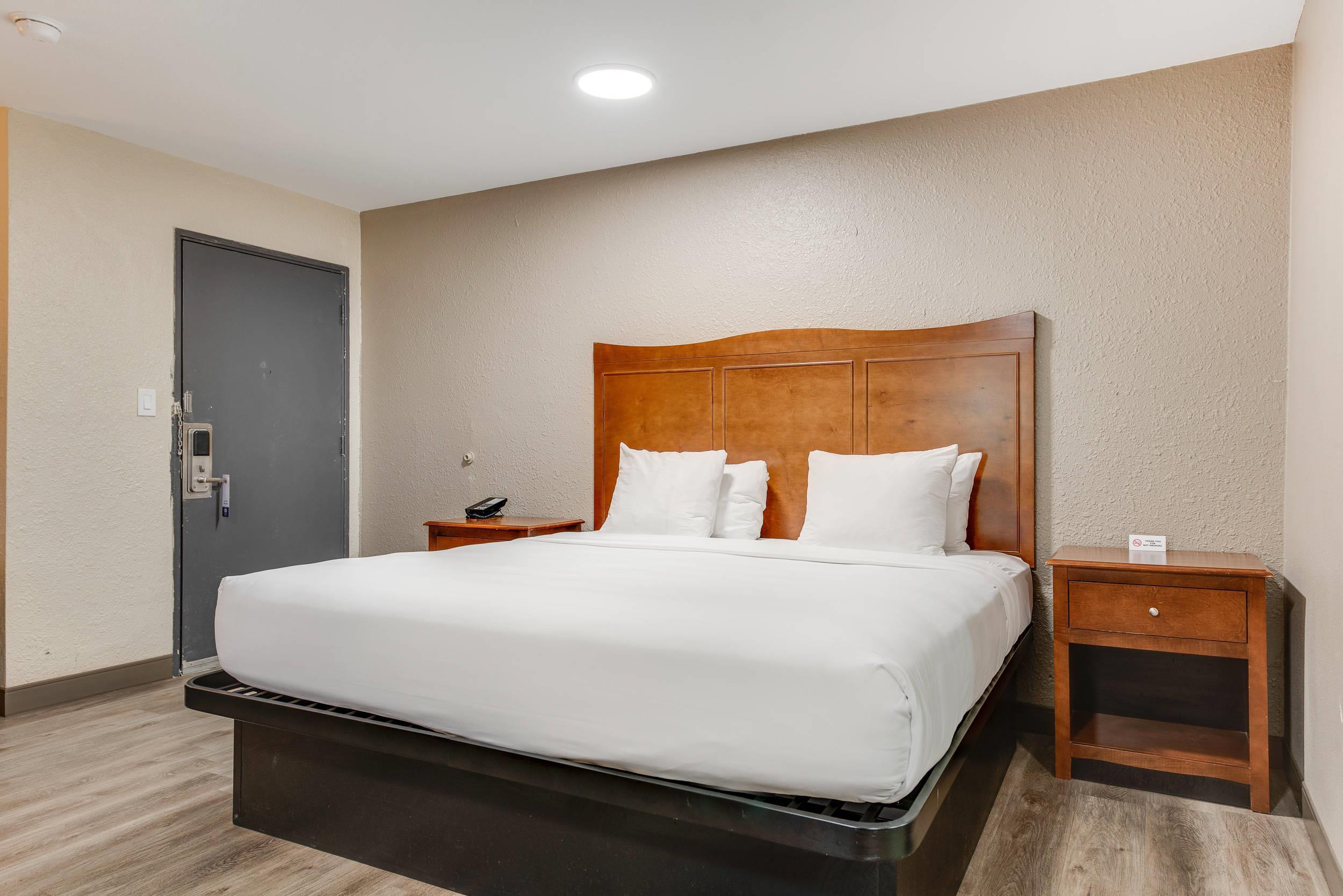 غرفة بسرير كينج، Suburban Studios Near Mesa Verde 2/5