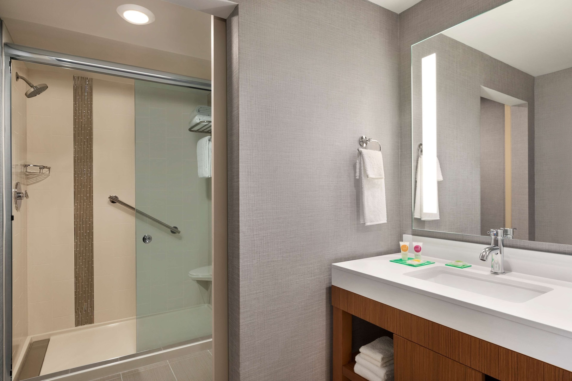 غرفة بسرير كينج مع أريكة، Hyatt Place Virginia Beach Town Center 2/4