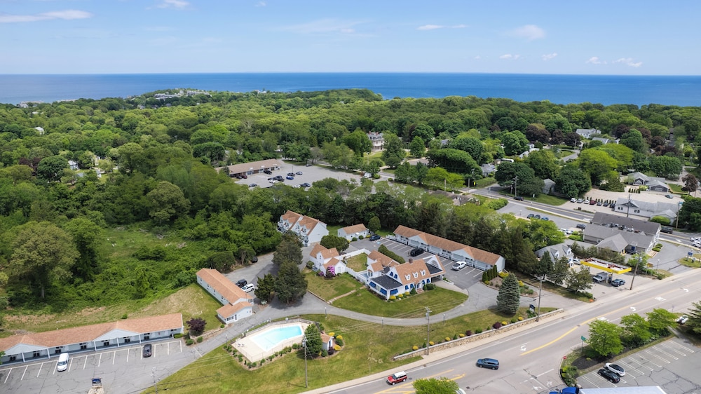 Blue Spruce Motel & Townhouses 38/43