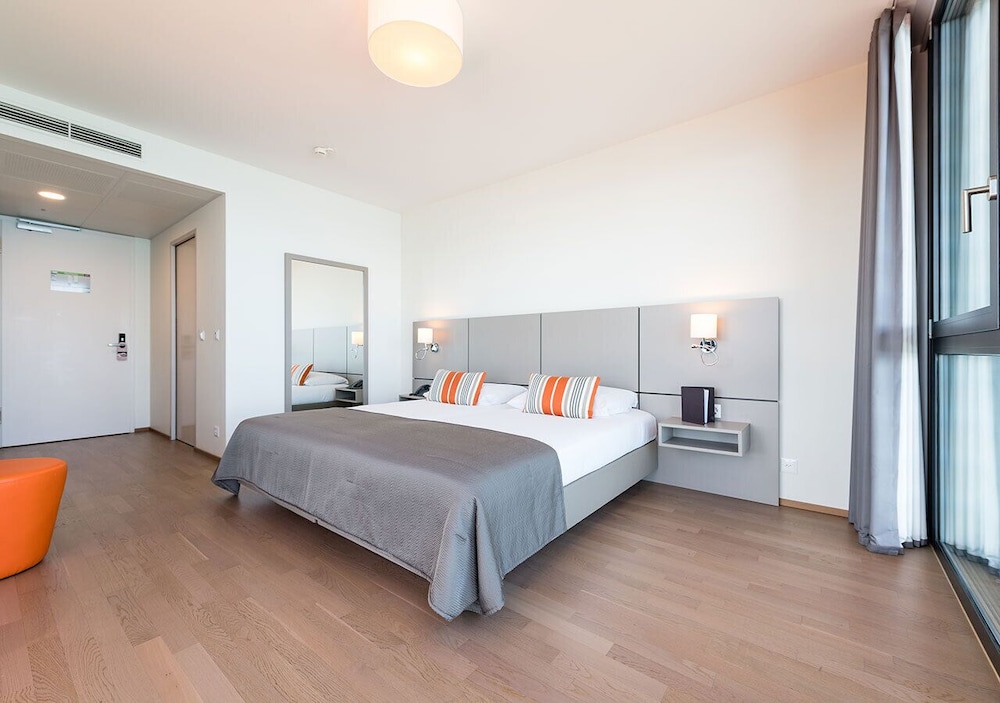 Deluxe, Double or Twin Bed, Lake View