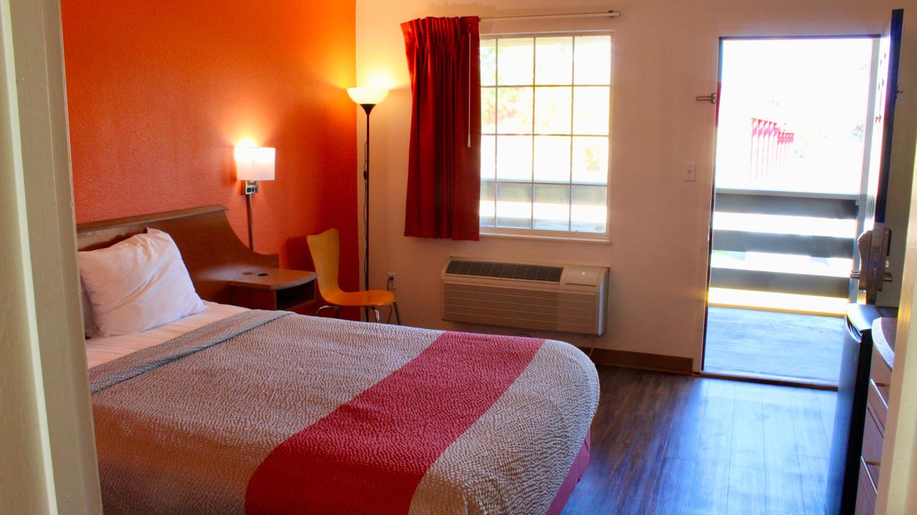 ROOM, KING BED