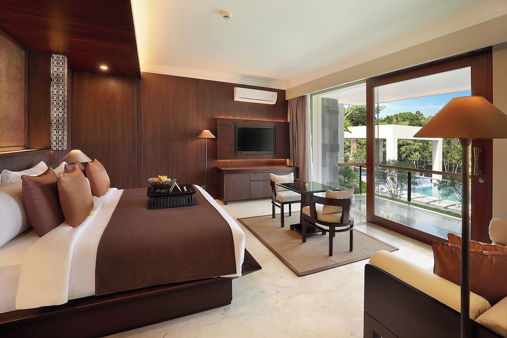 Suite Pool Access