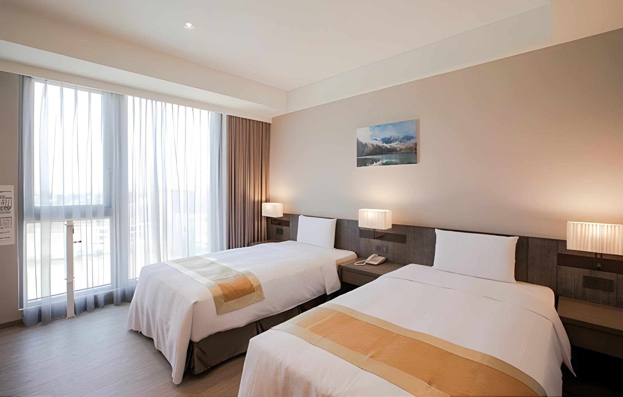 Exquisite, Twin Beds