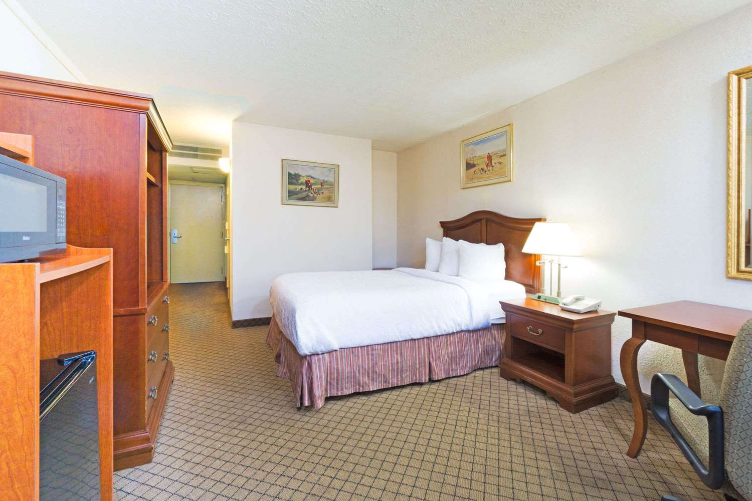 Days Inn by Wyndham Columbus Airport 12/37