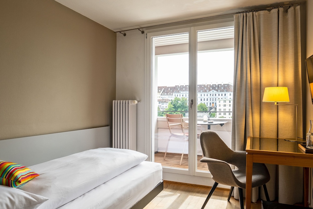 STANDARD, SINGLE, RIVER VIEW, BALCONY