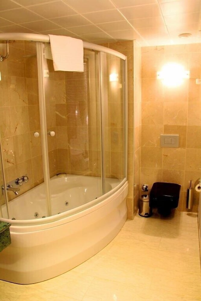 Adanava Hotel 49/50
