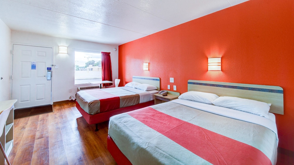 Travelodge by Wyndham Norfolk Airport 18/48