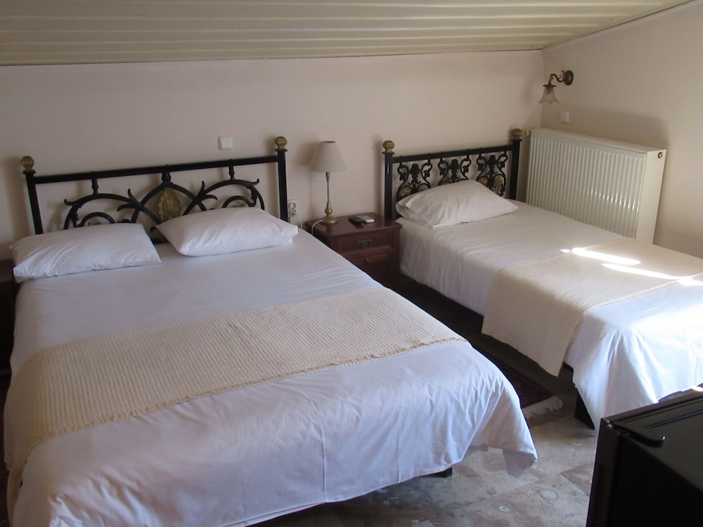 BYRON HOTEL 28/72