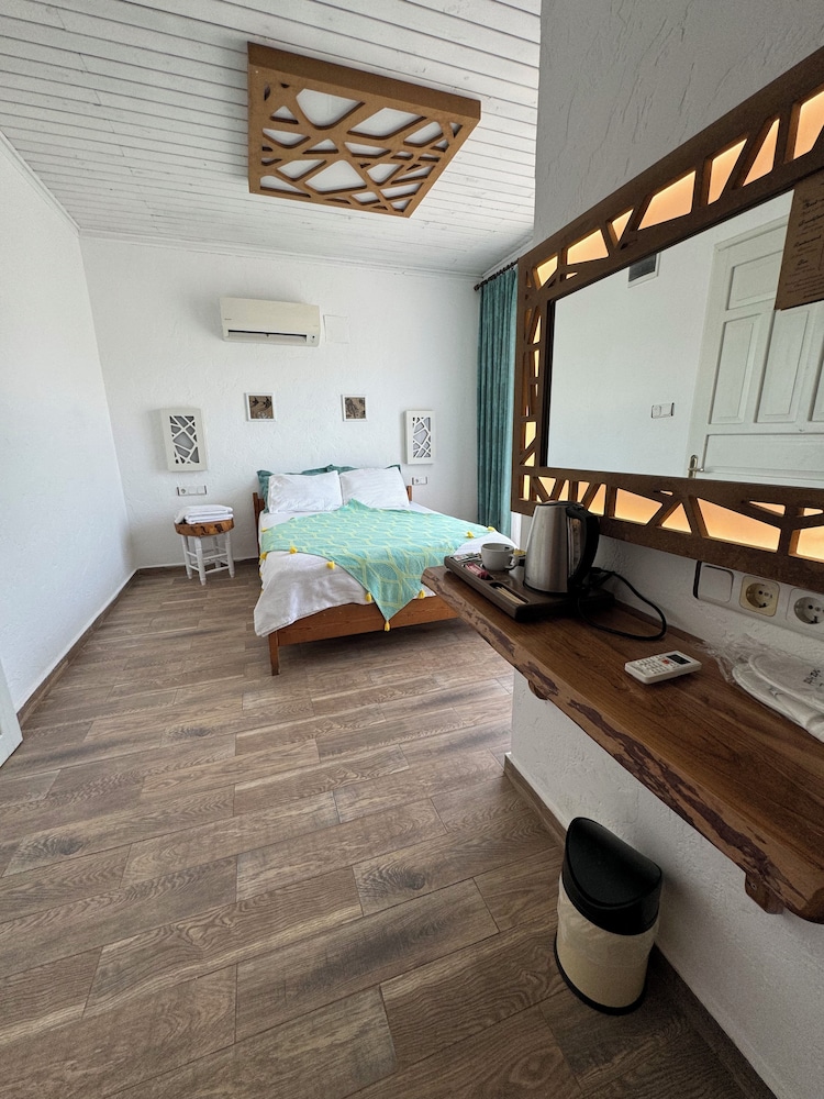 Ceneviz Hotel 24/43