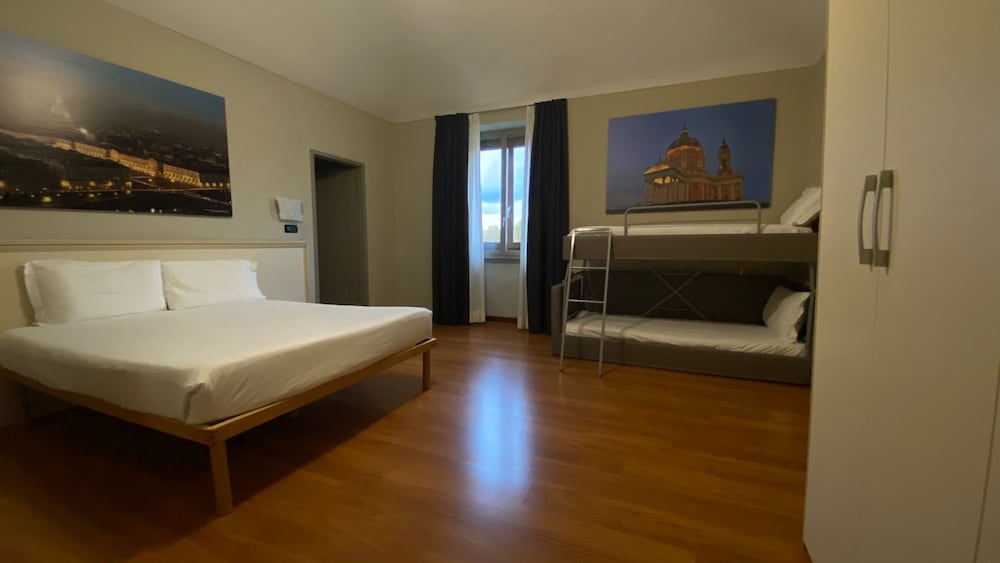 ROOM, QUADRUPLE