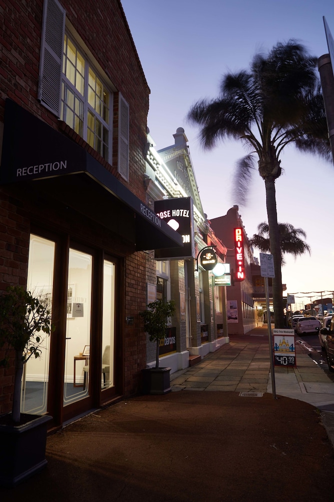 Rose Hotel 1/57
