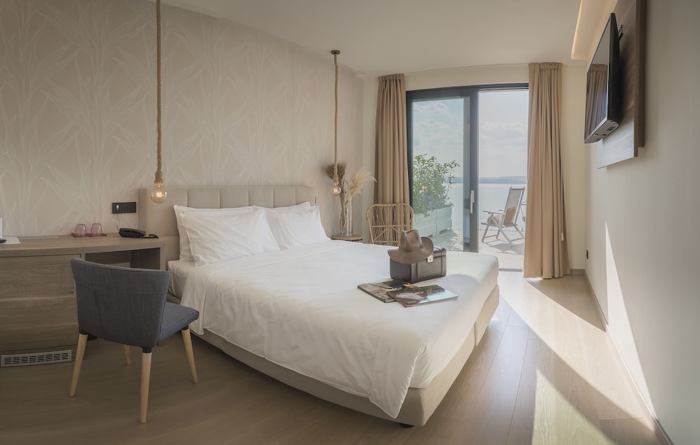 DELUXE, LAKE VIEW