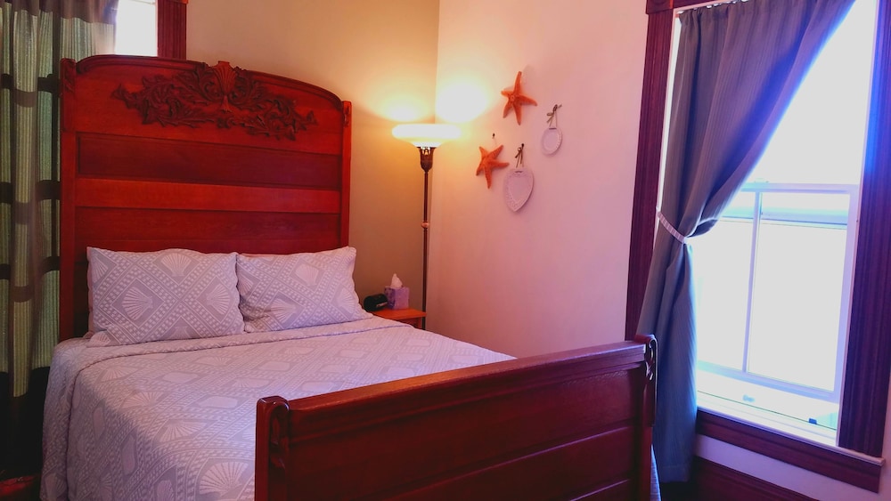 CLASSIC, QUEEN BED, PRIVATE BATHROOM