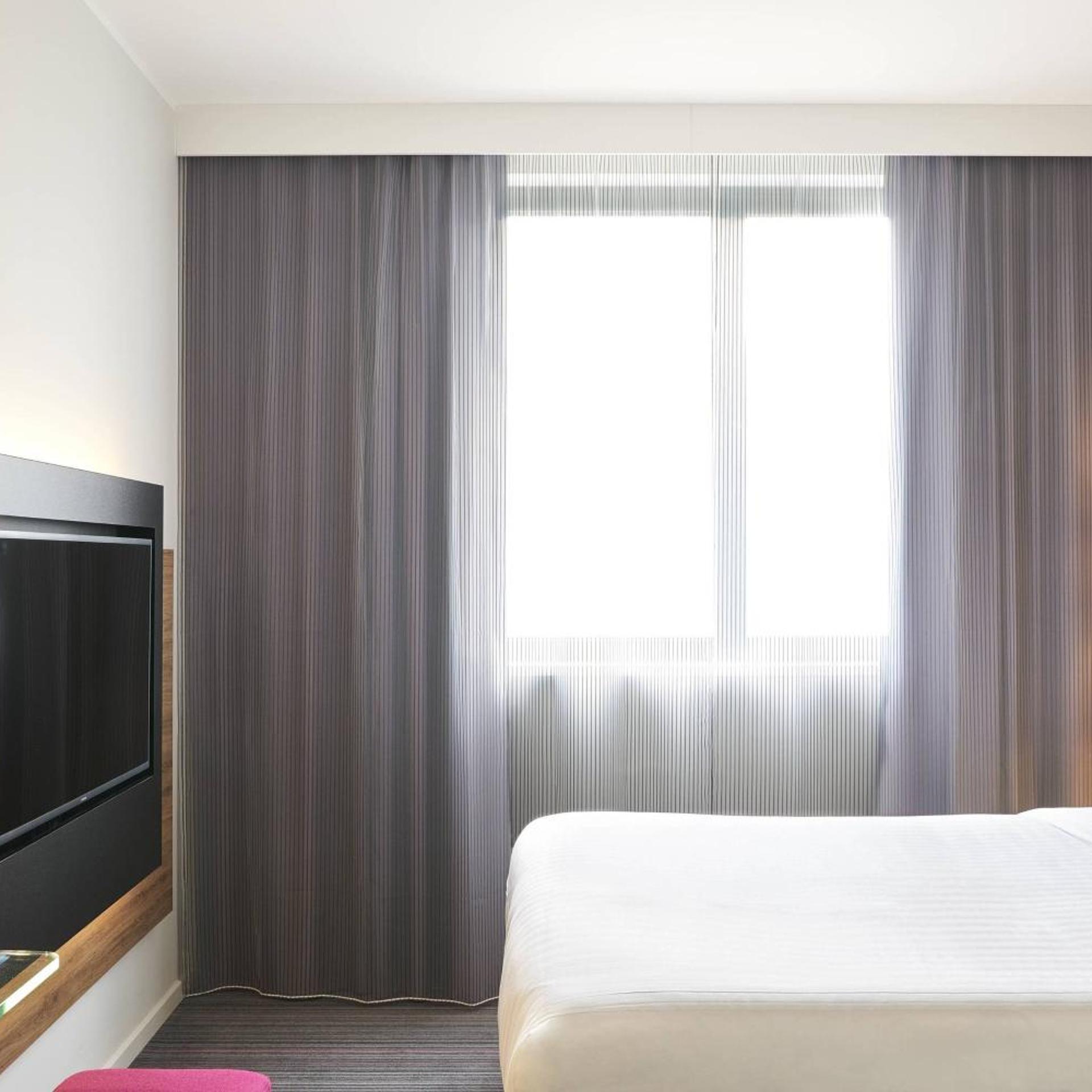 Moxy Sleeper, Guest Room, King Bed, Queen Bed