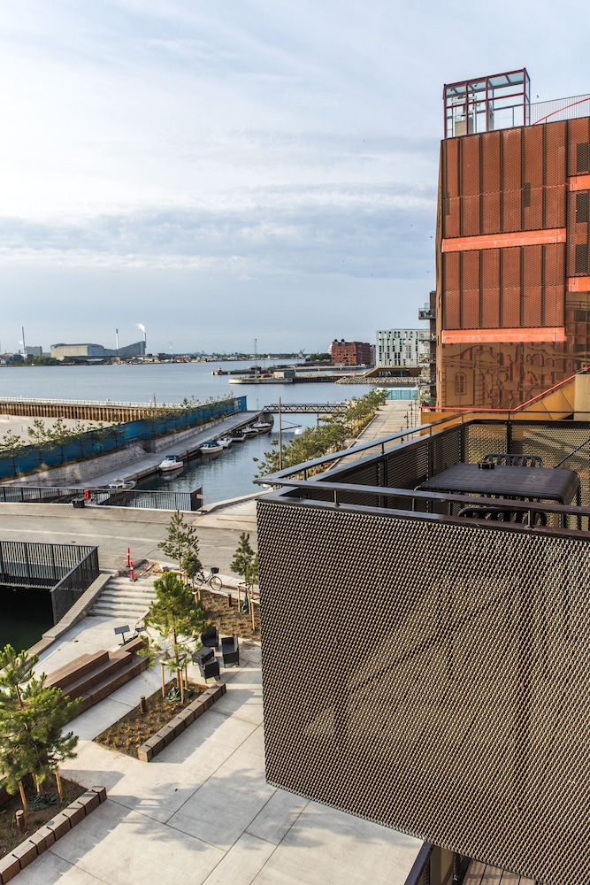 Stay Seaport 3/46
