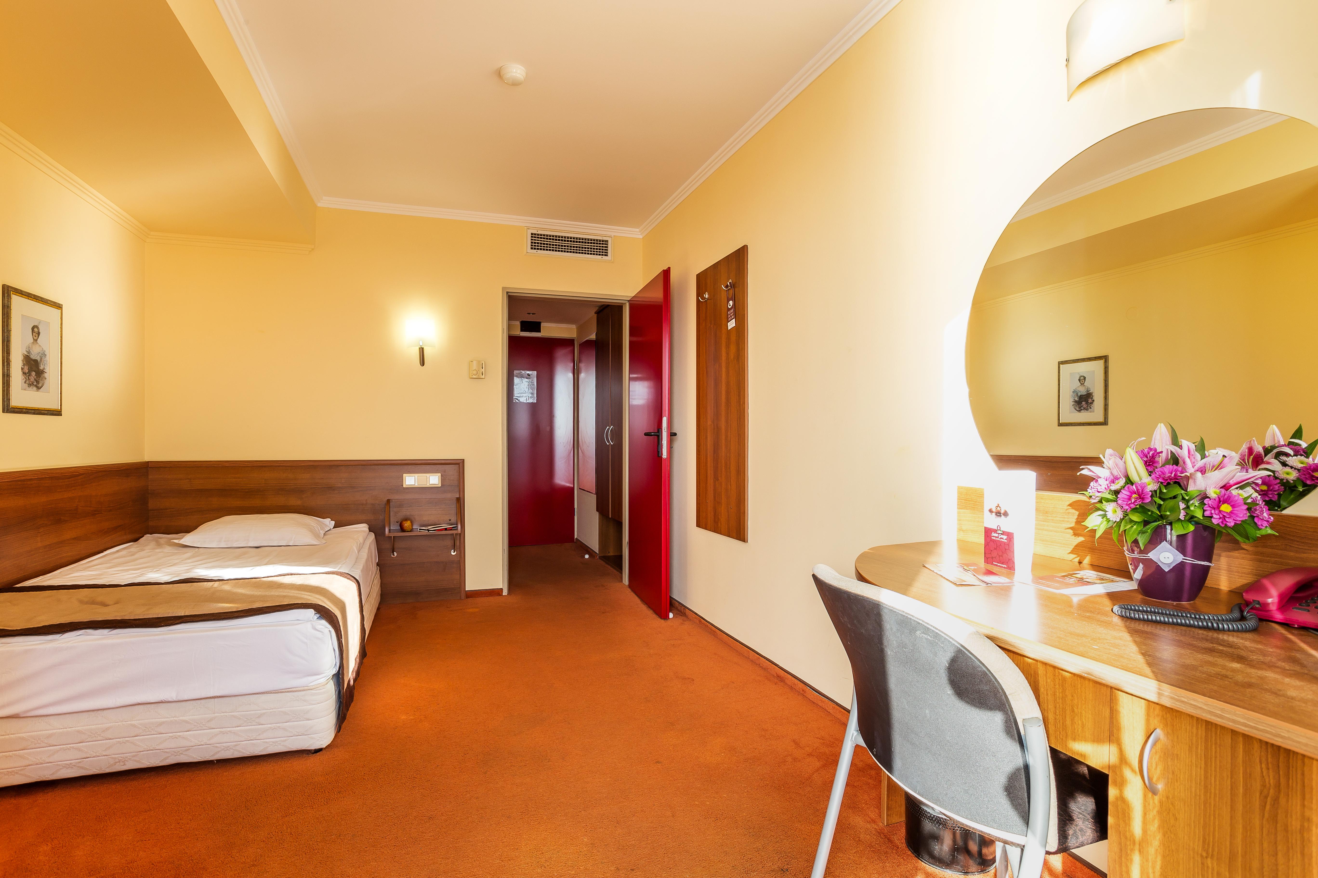 Economy, Single, No Balcony