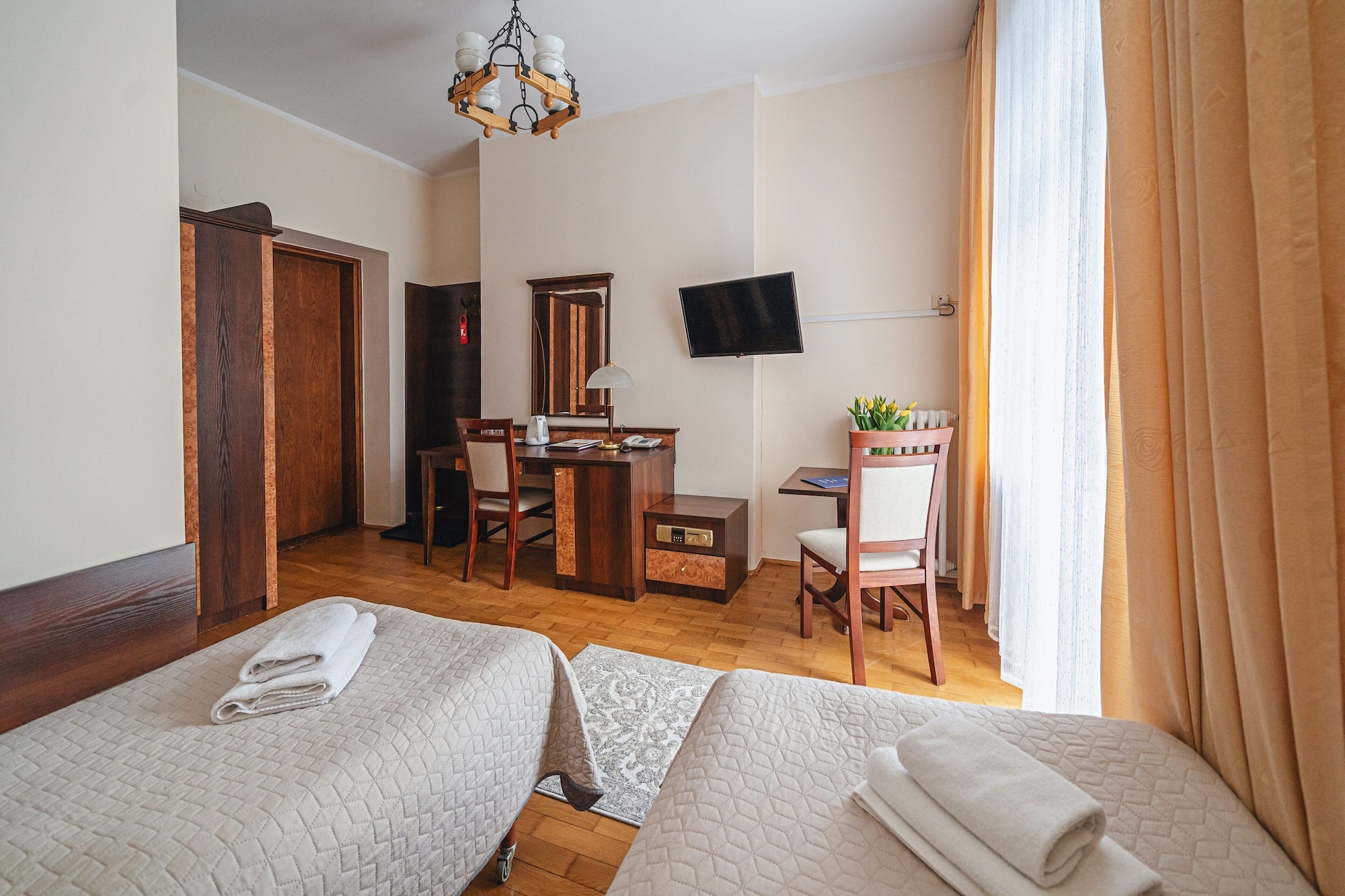 ROOM, TWIN BEDS