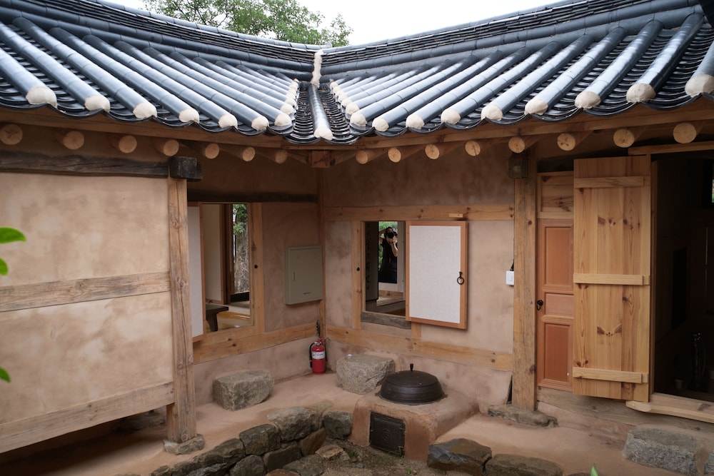 Jukheon Traditional House 2/50