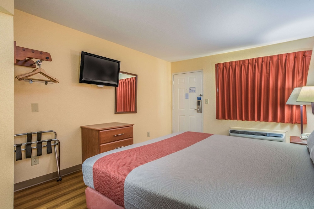 Rodeway Inn and Suites Macon 13/45
