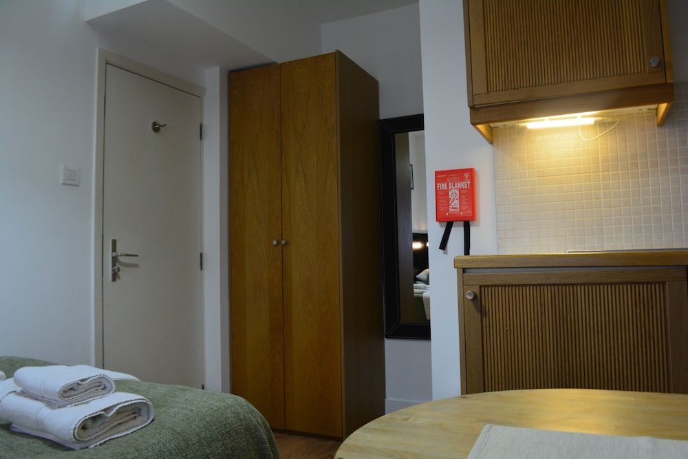 Studios 2 Let North Gower 39/75