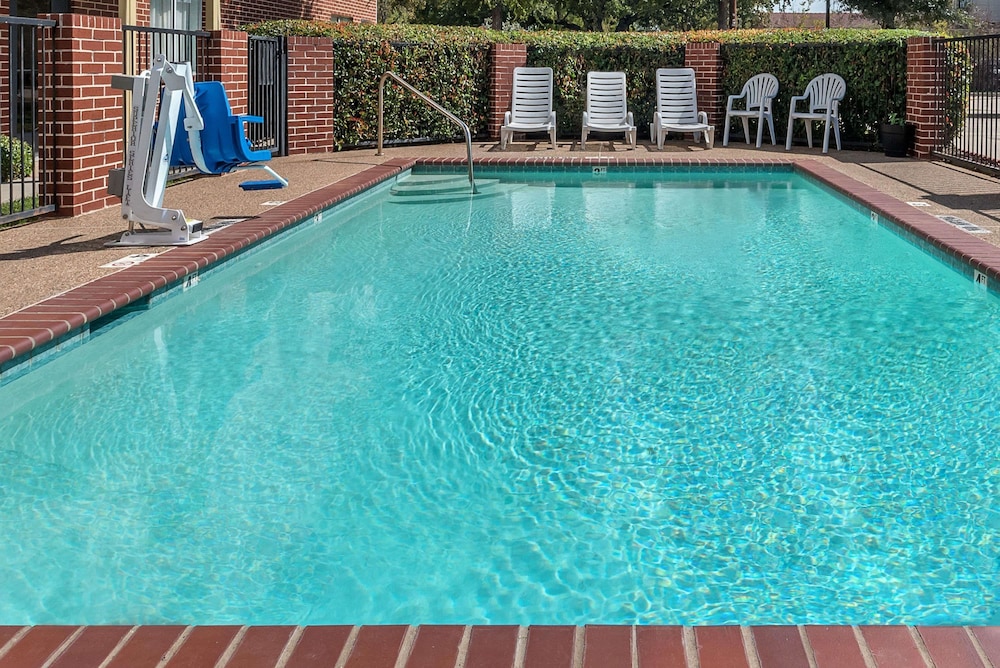 Days Inn Suites By Wyndham Dallas 3/27