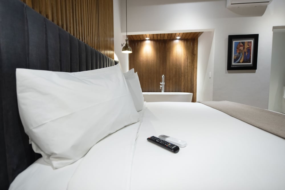 DELUXE, BATHTUB