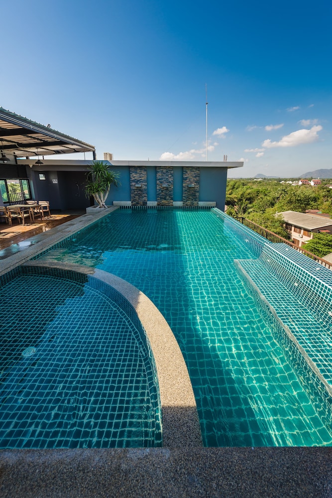 C Cha-Am Hotel 67/68