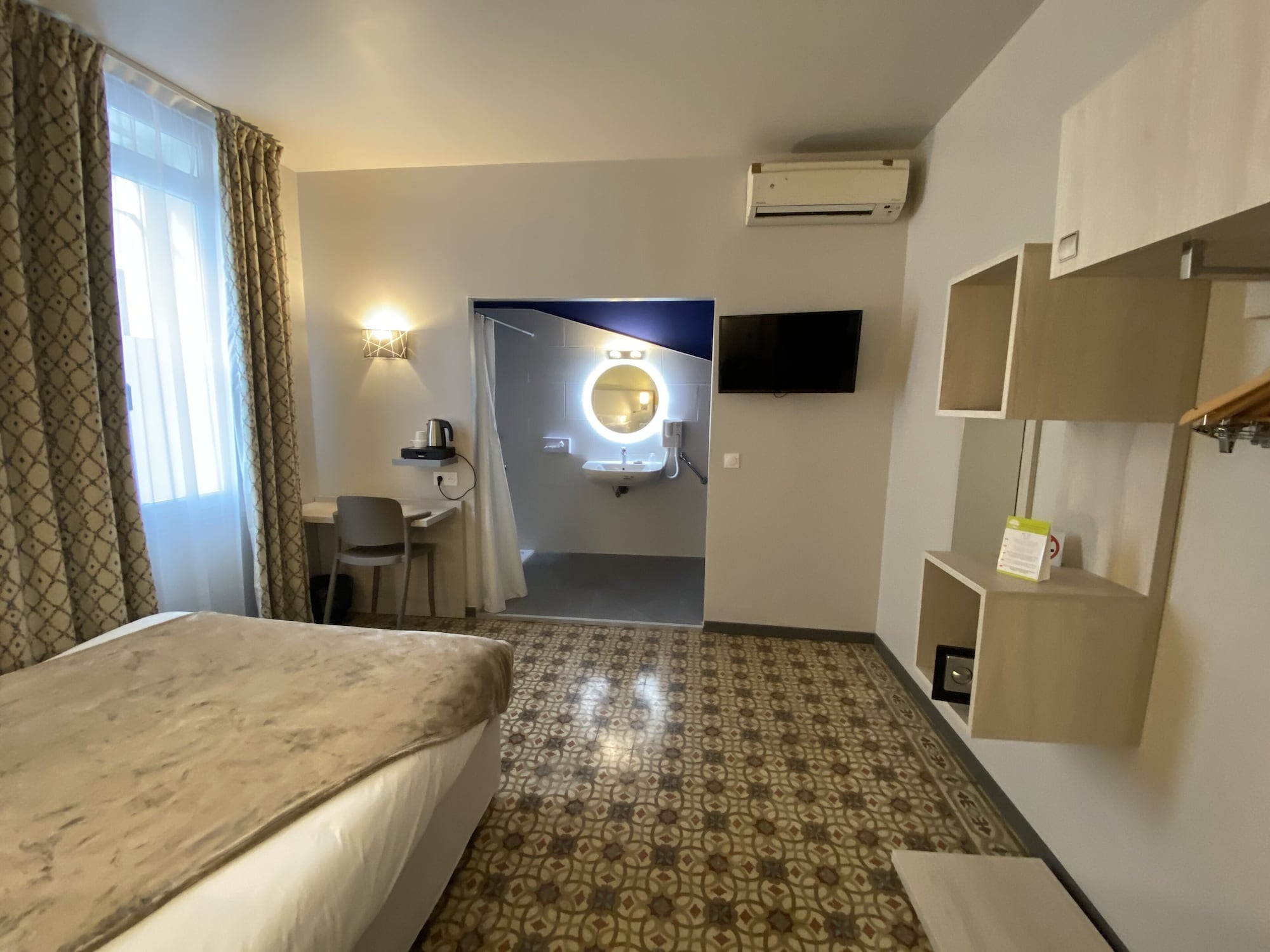 غرفة قياسية بسرير كوين في الطابق الأرضي، Majestic Hotel 7/10