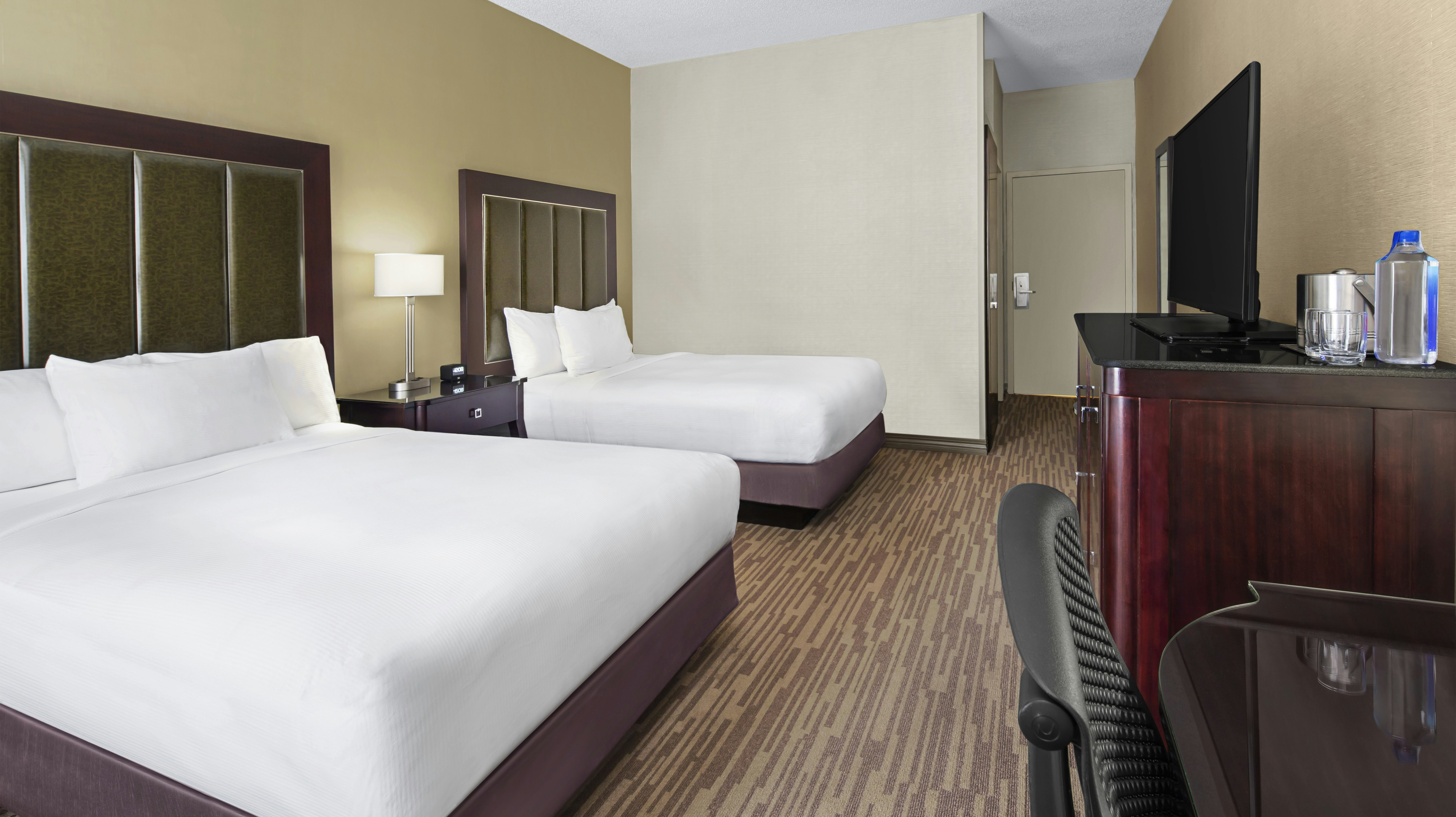 غرفة بسريرين مزدوجين، Doubletree by Hilton Raleigh Durham Airport at Research Triangle Park 2/3