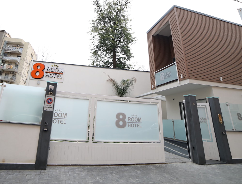 8 Room Hotel 3/80