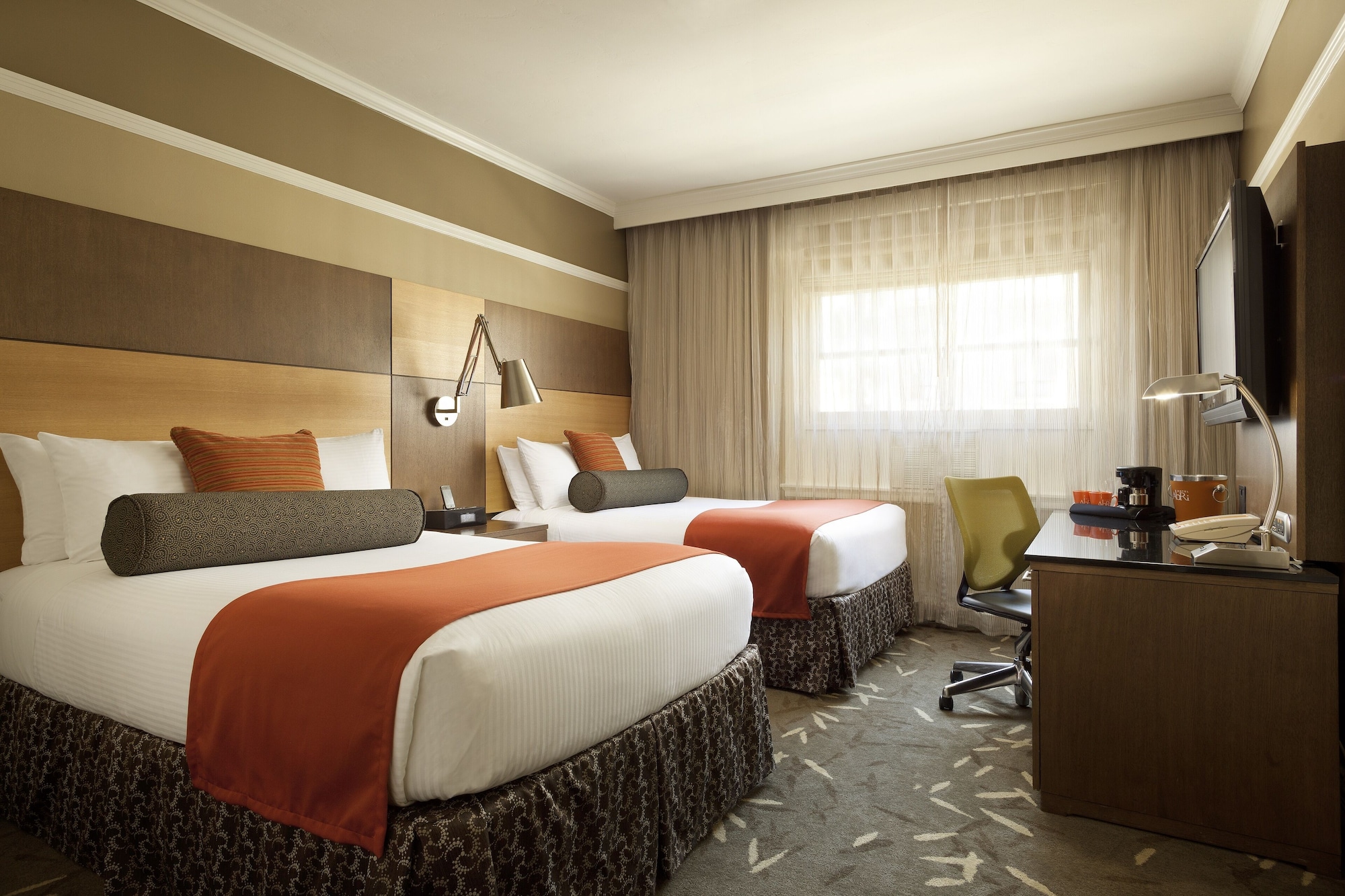 DELUXE, 2 DOUBLE BEDS