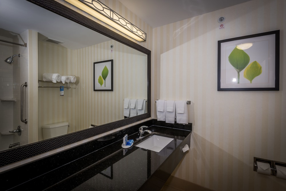 Fairfield Inn And Suites Tupelo 9/44