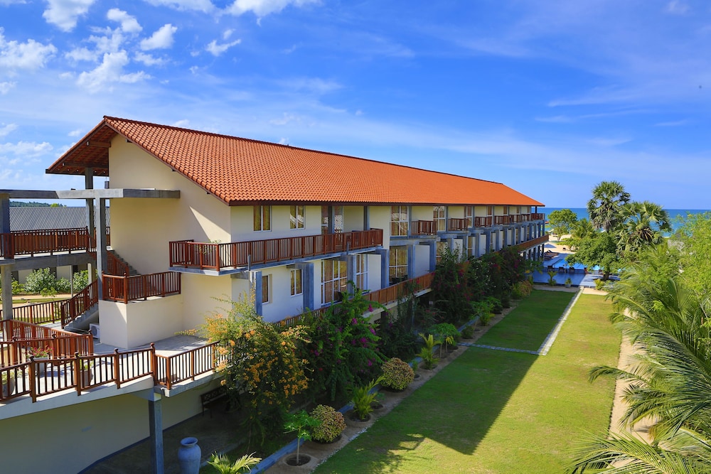 Marina Beach Passikudah 25/32