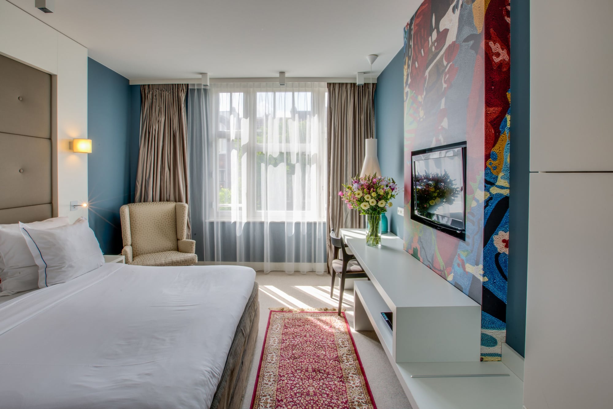 DELUXE, KING BED