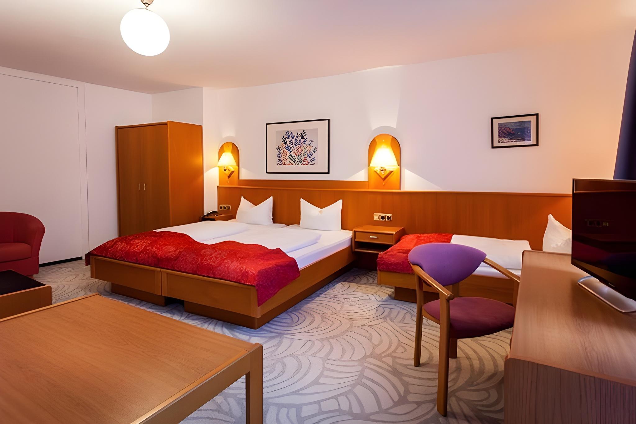 Room, Triple, 1 Queen and 1 Single Bed