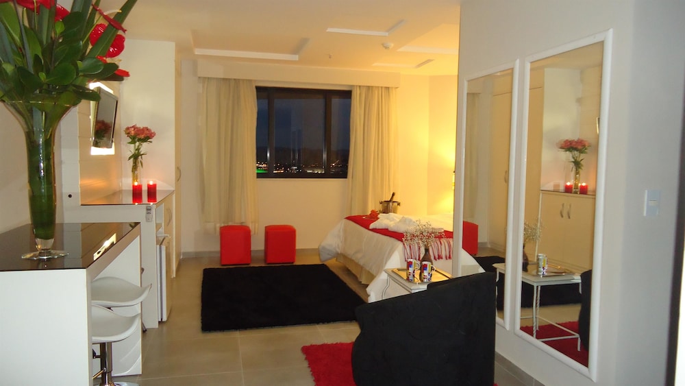 Mondrian Suite Hotel 68/82
