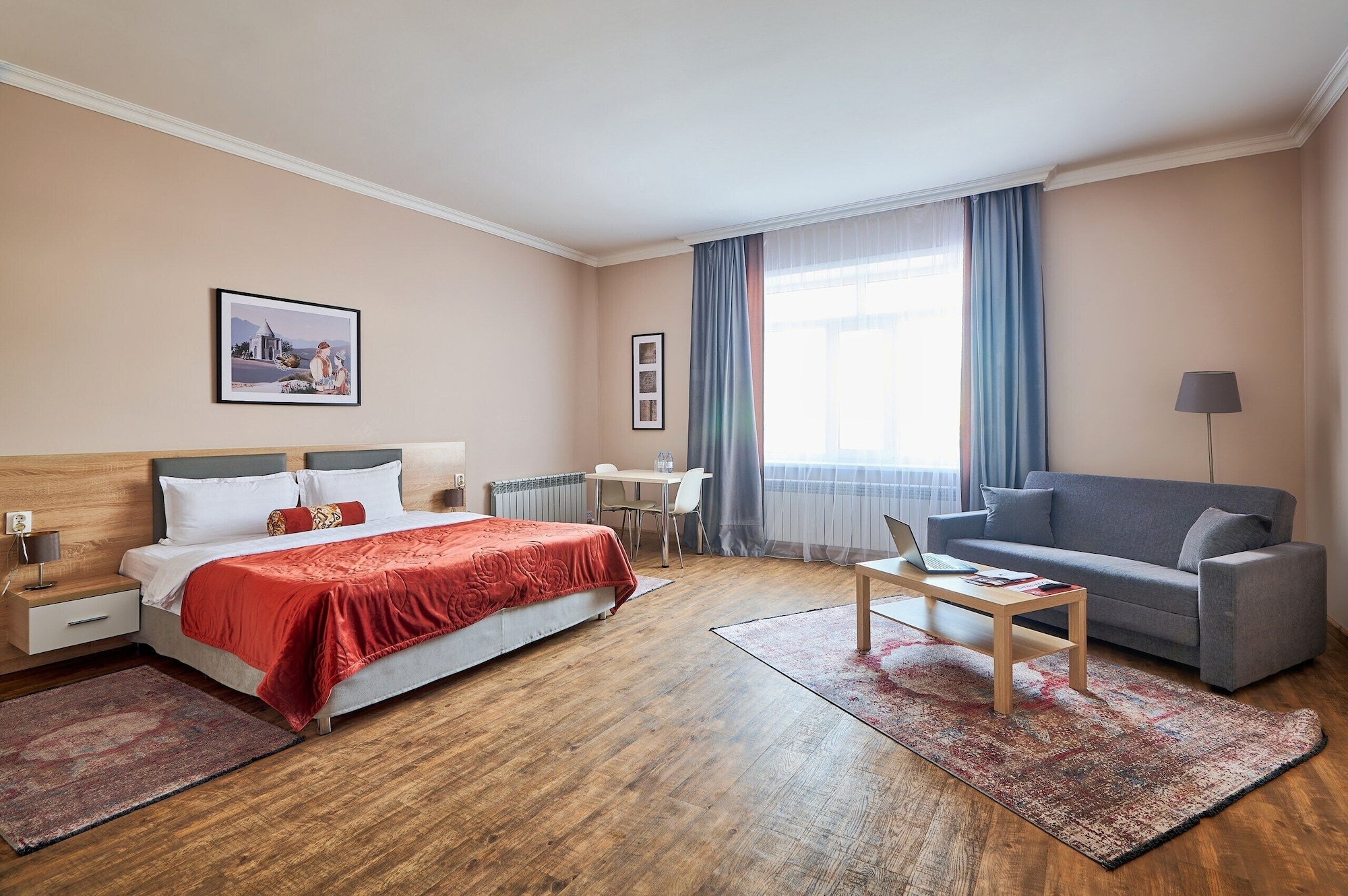 BASIC, STUDIO, KING BED, SOFA, KITCHENETTE